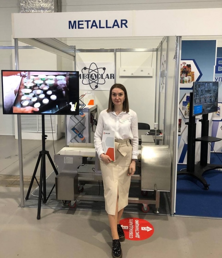 Ведущий менеджер по работе с партнерами компании Danler Анна Бурлака представила на стенде конвейерный металлодетектор METALLAR MDC.