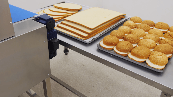 Производительная и точная машина для горизонтальной нарезки тортов и бисквита Danler GD-450 — оборудование, которое просто и надежно, при этом дешевле большинства аналогов.