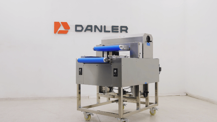 Компания Danler предлагает вашему вниманию машину для горизонтальной нарезки тортов и бисквита Danler GD-450. Это оборудование автоматизирует горизонтальную нарезку бисквитных коржей, булочек для гамбургеров, багетов и другой штучной продукции на ровные пласты заданной толщины.